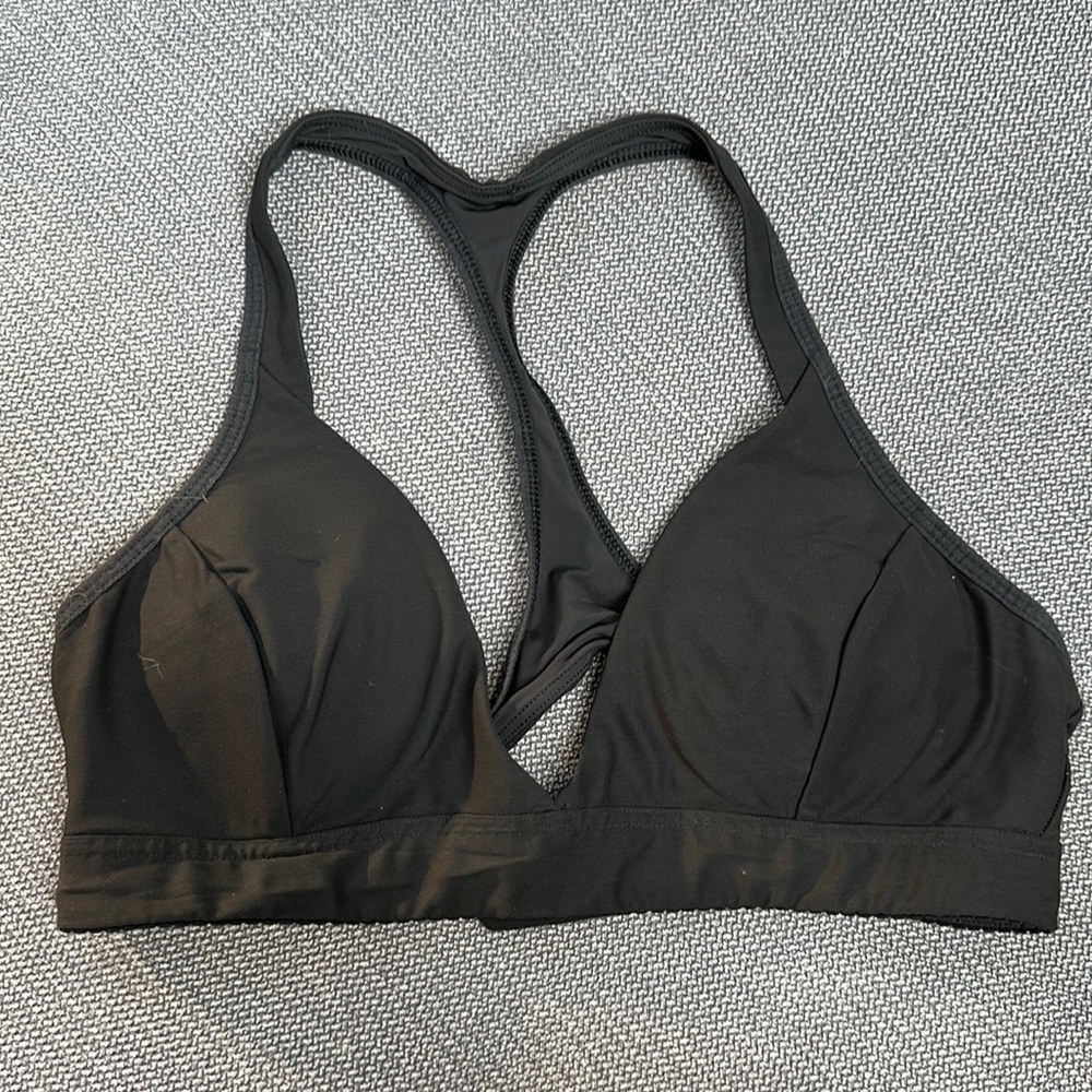 Lululemon V Neck sports bra with cups